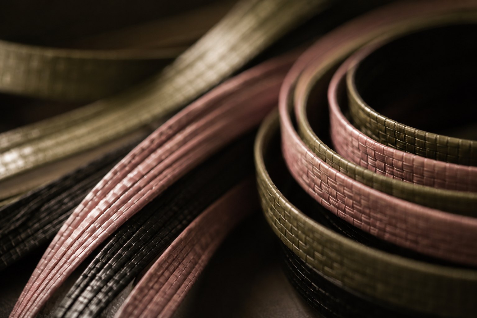 Gros plan abstrait de tressage et couleurs S. TRENZA
